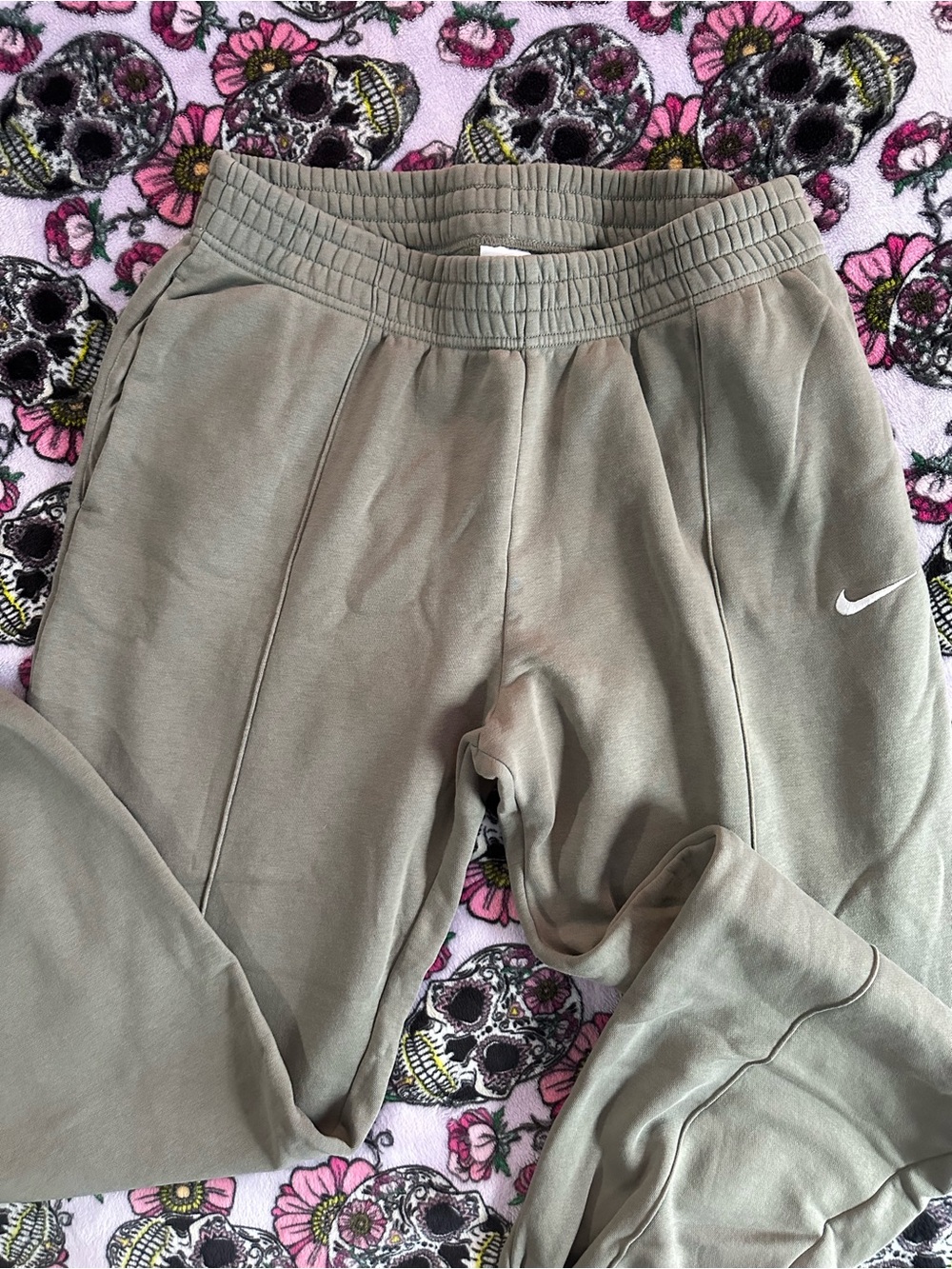 Nike Olive Green Jogger Sweatpants with White Swoosh - Picture 3 of 5